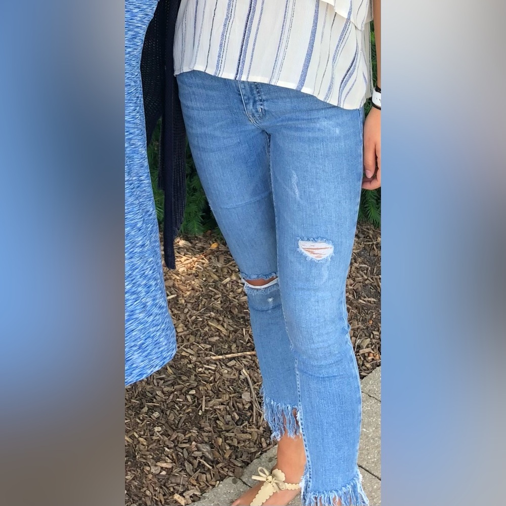 Free people jeans. Frayed hem bottom. Size 25
